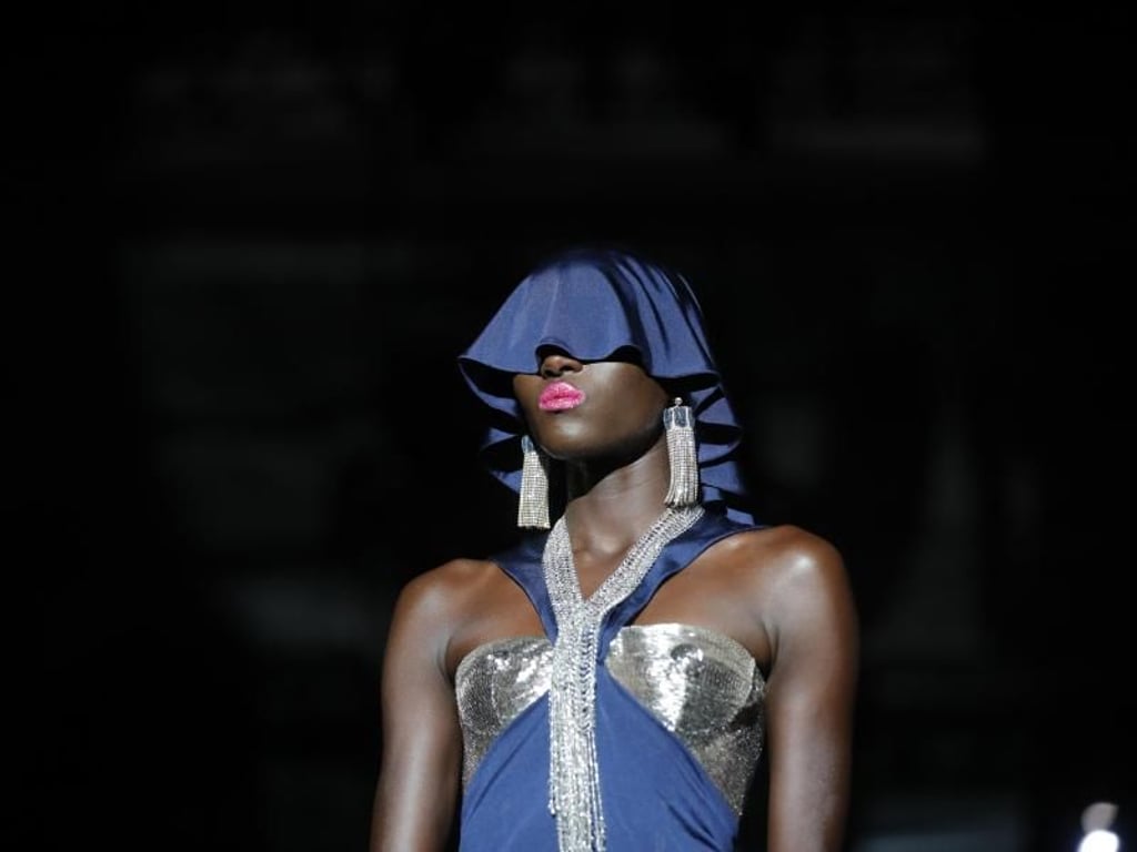 Gut gegen Hitze: Entwurf von Schiaparelli bei der Haute Couture Paris Fashion Week. Foto: Michel Euler
