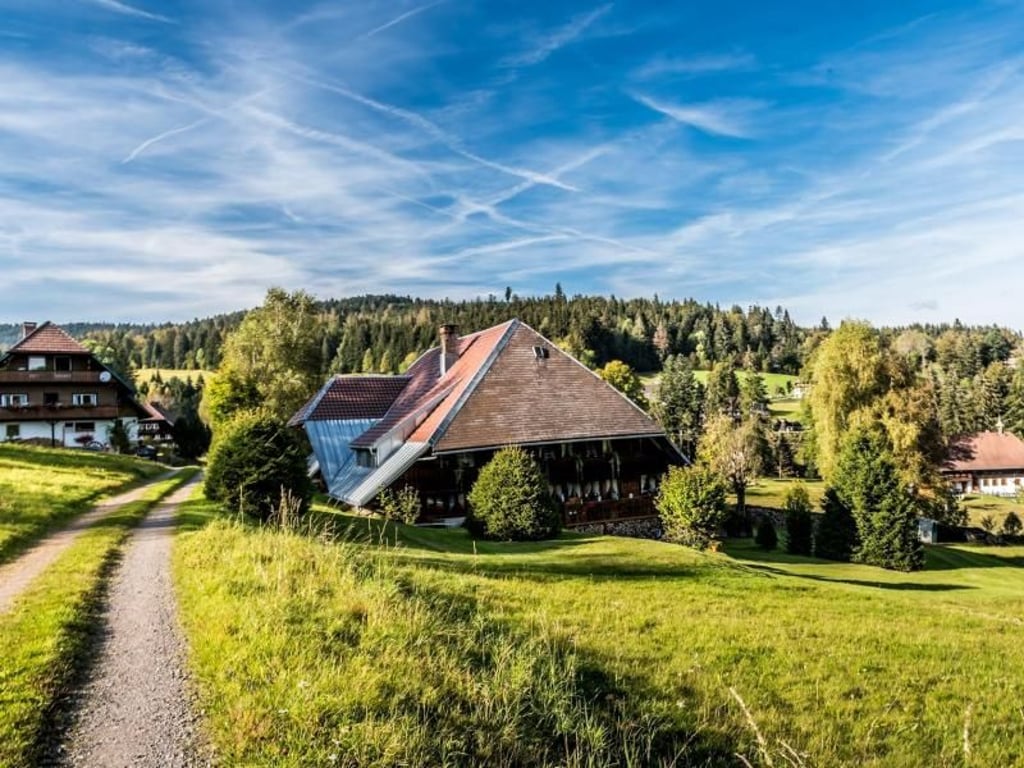 Immer wieder führt der Schluchtensteig an den traditionellen Schwarzwald-Häusern vorbei. Foto: Klaus Hansen/Schluchtensteig Schwarzwald