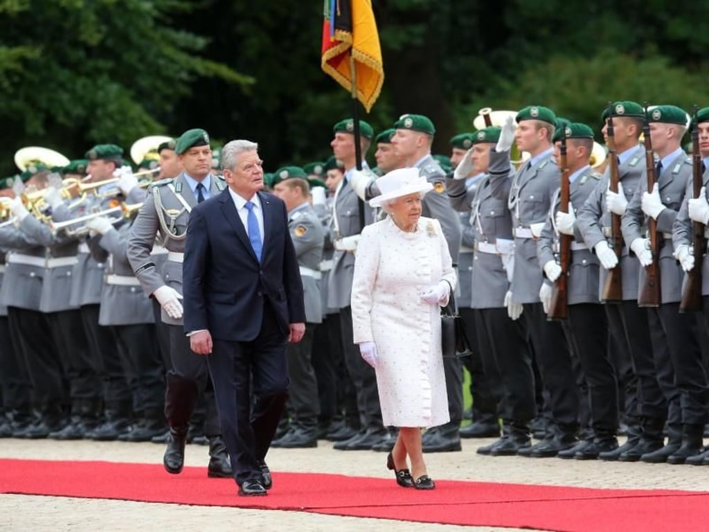 Die britische Königin Elizabeth II. wird von Bundespräsident Joachim Gauck mit militärischen Ehren begrüßt. Foto: Wolfgang Kumm
