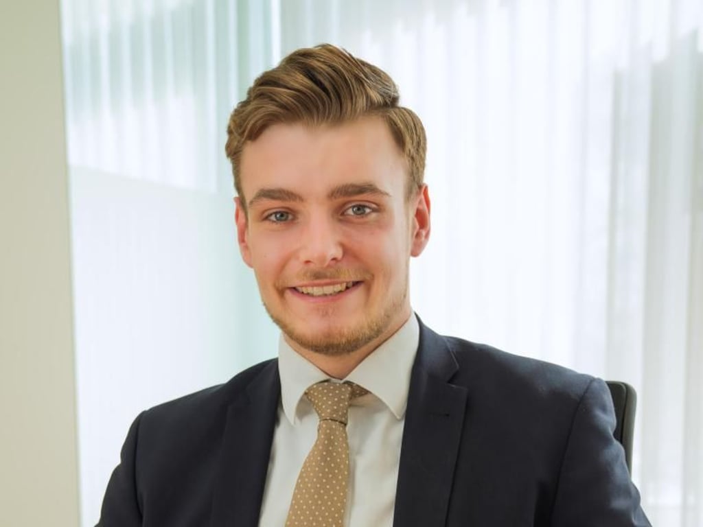 Beruf im Wandel: Die Digitalisierung macht auch vor dem Job von Bankkaufleuten wie Florian Schürmann nicht halt - Azubis sollten deshalb ein hohes Maß an Lernbereitschaft mitbringen. Foto: Jens Flachmann/Sparkasse Bielefeld
