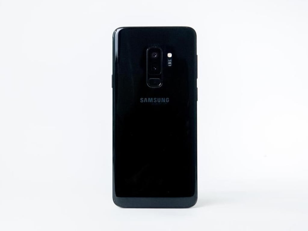 Ein Monolith ohne scharfe Kanten: Das Samsung Galaxy S9 orientiert sich bei der Formgebung stark am Vorgänger von 2017. Foto: Franziska Gabbert