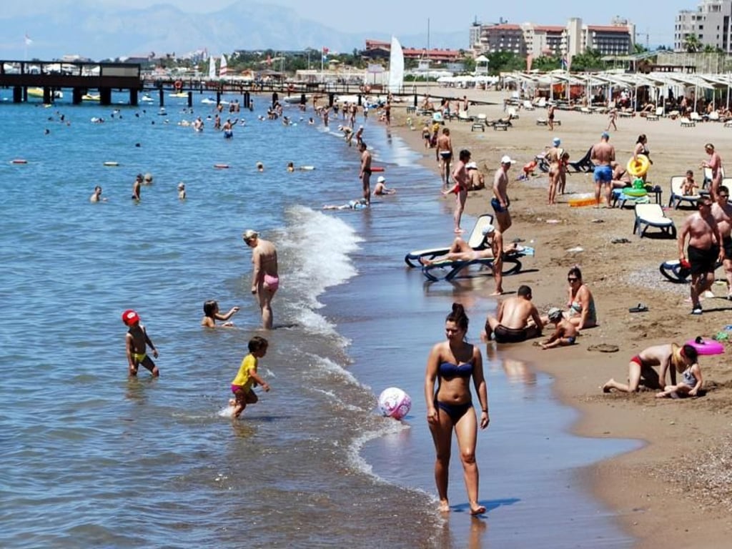 Die Badeorte - allen voran Antalya - sind sicher: Das sagt zumindest Tourismusminister Mahir Ünal. Foto: Johanna Uchtmann