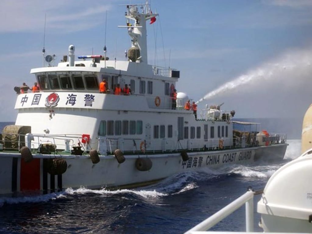 Ein Foto der vietnamesischen Küstenwache zeigt ein chinesisches Schiff, das Wasserkanonen gegen ein vietnamesisches Schiff einsetzt. Beide Länder streiten um Hoheitsrechte. Foto: Vietnamesische Küstenwache