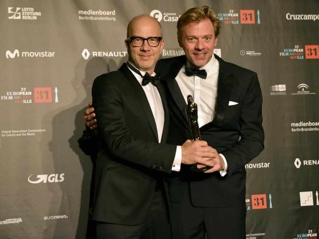 Die Komponisten Cristoph Kaiser (l) und Julian Maas beim 31. Europäischen Filmpreis. Sie erhielten die Auszeichnung für die beste Filmmusik. Foto: Laura Leon