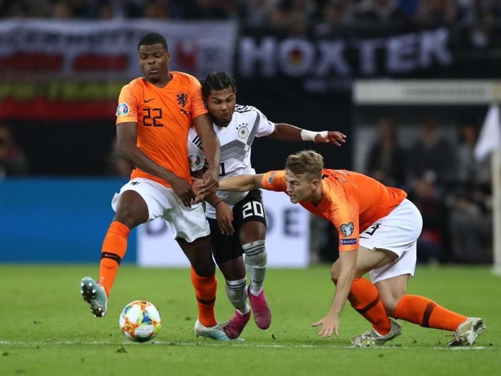 Serge Gnabry (M.) wird von Denzel Dumfries (l) und Matthijs de Ligt in die Zange genommen. Foto: Christian Charisius