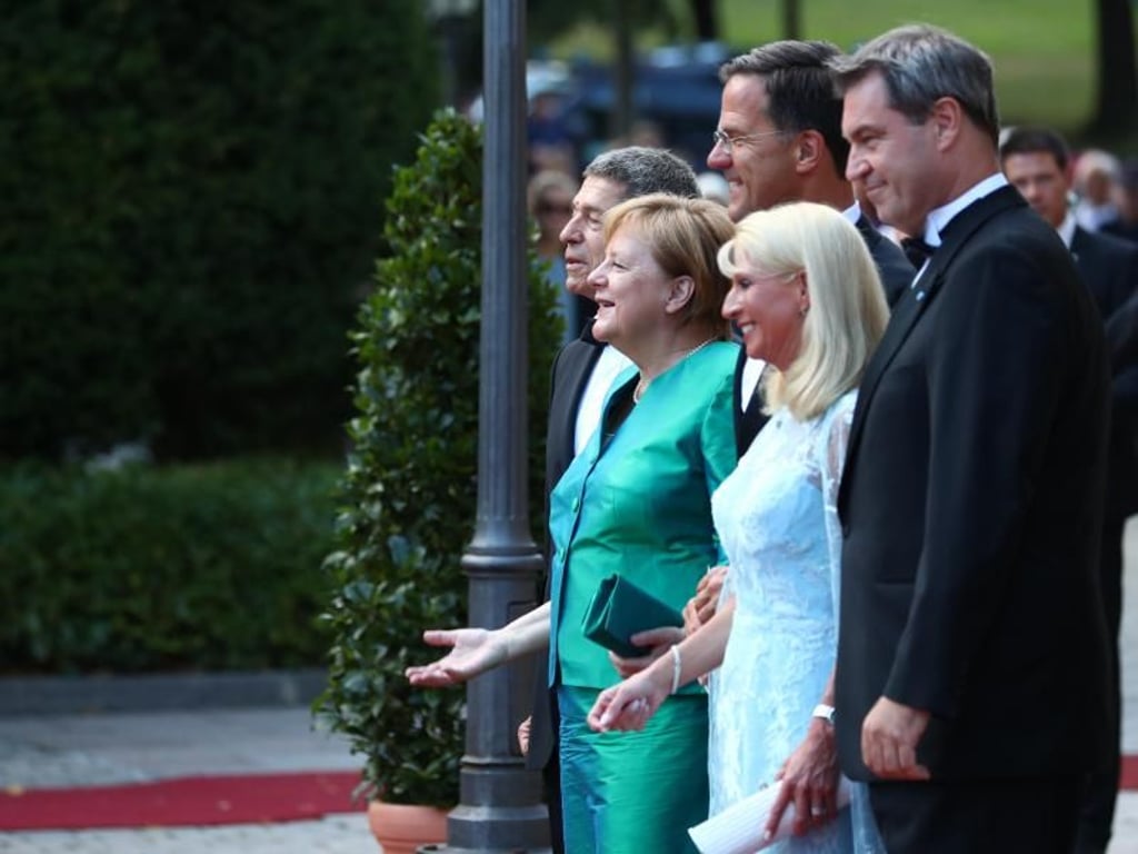 Joachim Sauer (l-r) und seine Frau, Bundeskanzlerin Angela Merkel mit Marc Rutte, Ministerpräsident der Niederlande, Karin Söder und Markus Söder vor der Premiere. Foto: Daniel Karmann