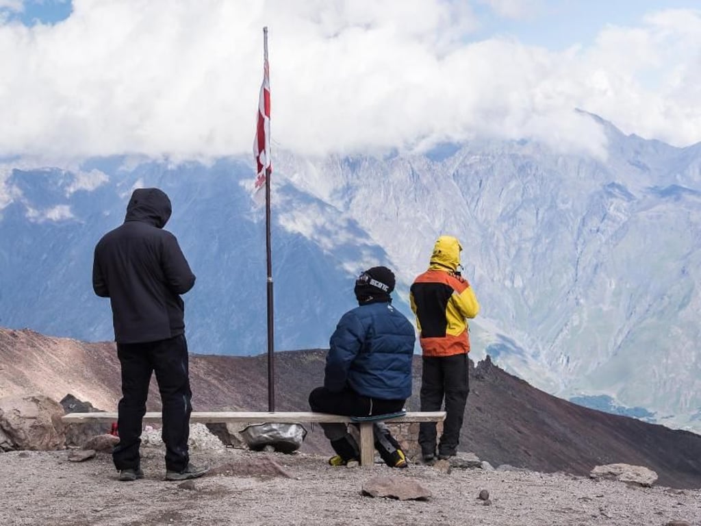 Dick eingepackt sind die Wanderer auf der meteorologischen Station. Auf 3600 Metern wird es abends ziemlich kühl. Foto: Philipp Laage