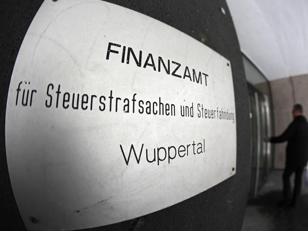 Zwei Spitzenkräfte verlassen das Wuppertaler Finanzamt. Foto: Oliver Berg