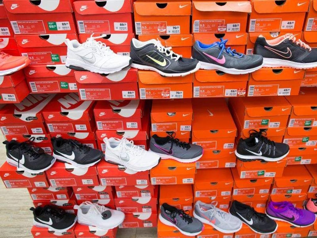 Sportschuhe von Nike sind in einem Laden von Deichmann aufgebaut. Foto: Maja Hitij