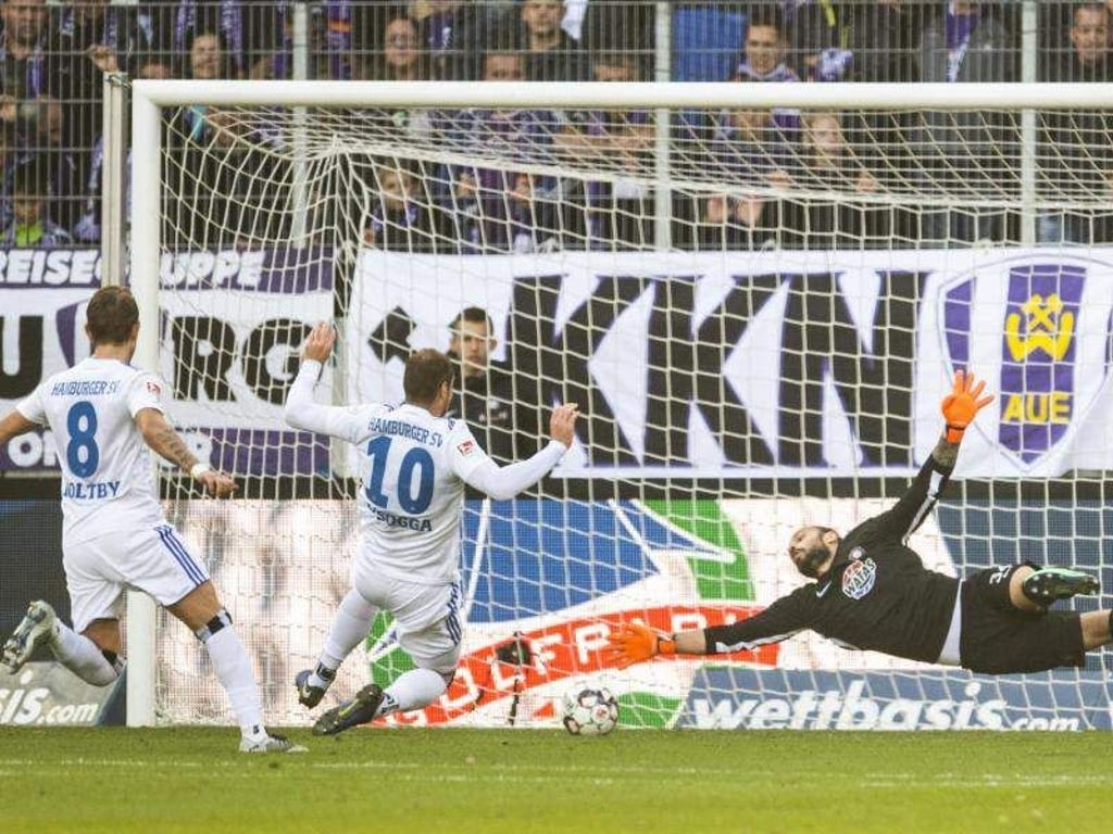 Trifft erneut für den HSV: Pierre-Michel Lasogga (2.v.r). Foto: Robert Michael