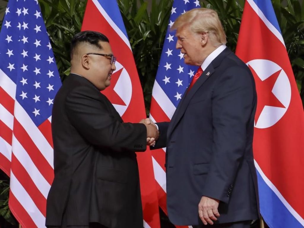 Spektakuläres Treffen - bislang ohne echte Abrüstungsfortschritte: Kim Jong Un und US-Präsident Donald Trump im Juni 2018. Foto: Evan Vucci/AP