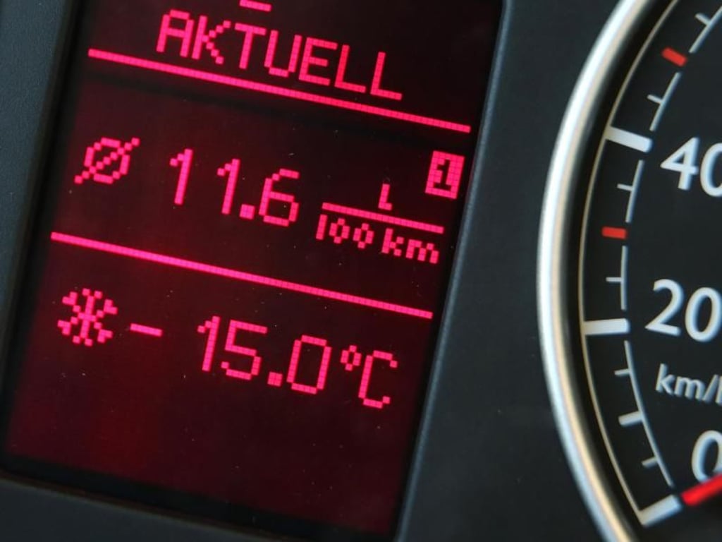 Autofahrer sollten auf glatter Fahrbahn keine hektischen Manöver unternehmen. Foto: Jan Woitas