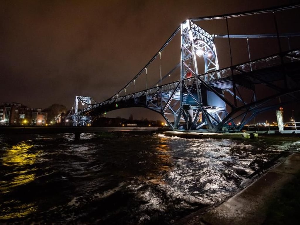 Während des Sturms in der Nacht bewegt der Wind das Wasser im Verbindungshafen unter der Kaiser-Wilhelm-Brücke in Wilhelmshaven. Die niedersächsische Nordseeküste bereitet sich auf Sturm und deutlich erhöhte Wasserstände vor. Foto: Mohssen Assanimoghaddam