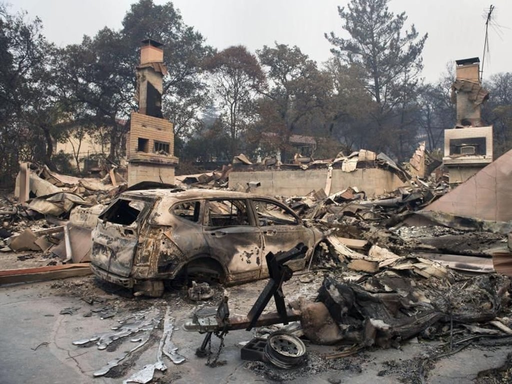 Ein vom Feuer zerstörtes Haus und ein ausgebranntes Auto im kalifornischen Napa. Foto: Randy Pench, Sacramento Bee