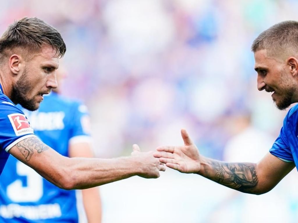 Hoffenheims Bicakcic (l) jubelt mit Stafylidis über den Heimerfolg gegen Werder Bremen. Foto: Uwe Anspach