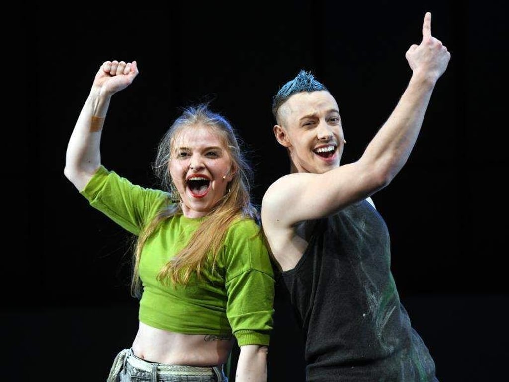 Lucille-Mareen Mayr (l) und Mathias Reiser in der Fotoprobe des Musicals "Welcome to Hell". Foto: Maurizio Gambarini