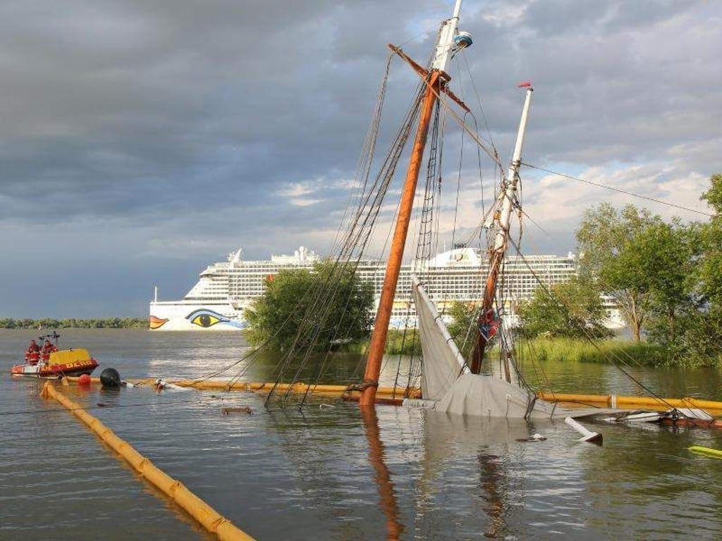 Nach Angaben der Polizei kollidierte die «No 5 Elbe» gegen 14.30 Uhr ungefähr auf Höhe Stadersand mit dem 141 Meter langen Containerschiff «Astrosprinter», das unter zypriotischer Flagge in Richtung Nordsee unterwegs war. Foto: Bodo Marks