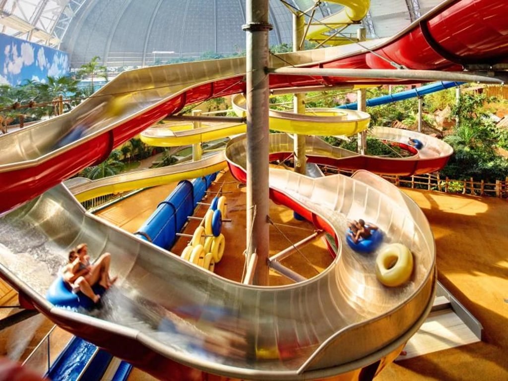 Spaß für Kids und Teenager: Wasserrutschen hat das Tropical Islands ebenfalls zu bieten. Foto: Tropical Islands