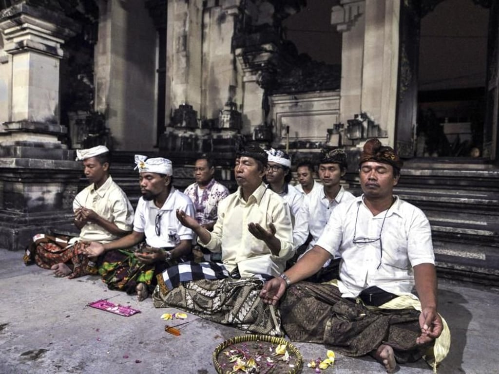 Balinesische Hindus beten in einem Tempel in Yogyakarta (Indonesien) für die Bewohner der Insel Bali, wo der Vulkan Mount Agung auszubrechen droht. Foto: Slamet Riyadi