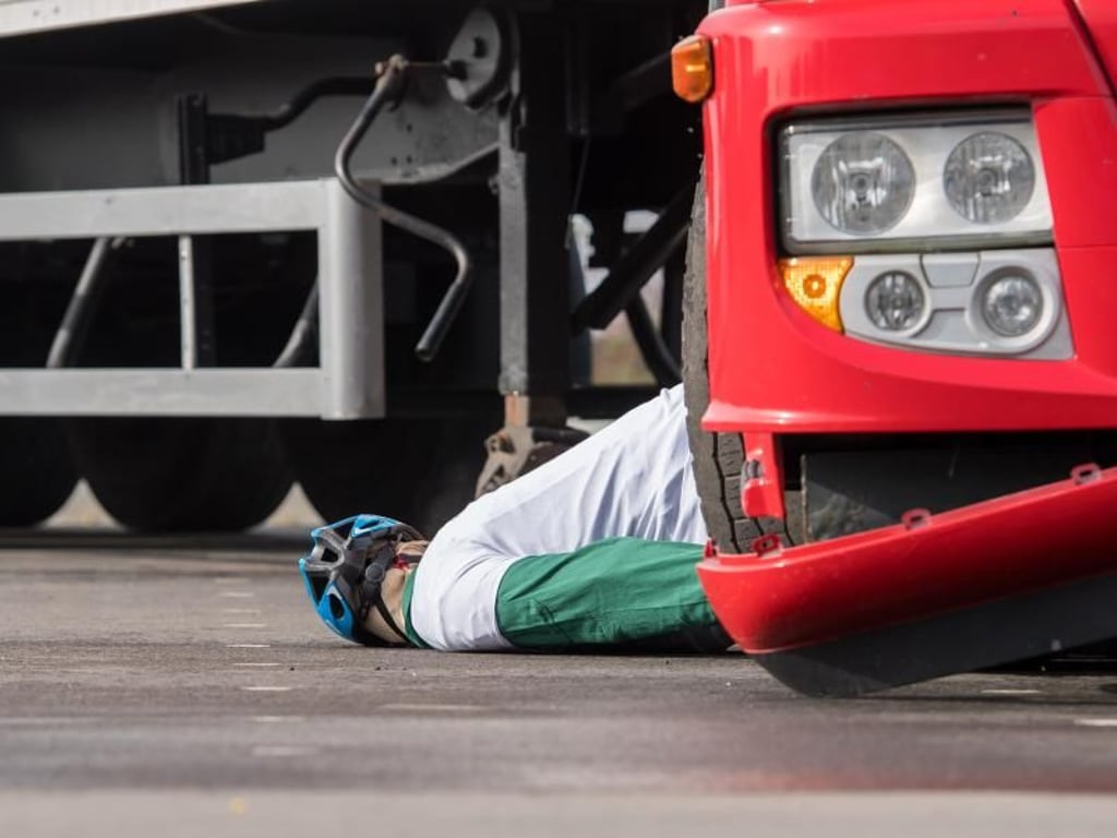Das wäre im Ernstfall wahrscheinlich tödlich gewesen: Ein Lastwagen überfährt bei einem Crash-Test einen Radfahrer-Dummy. Foto: Guido Kirchner