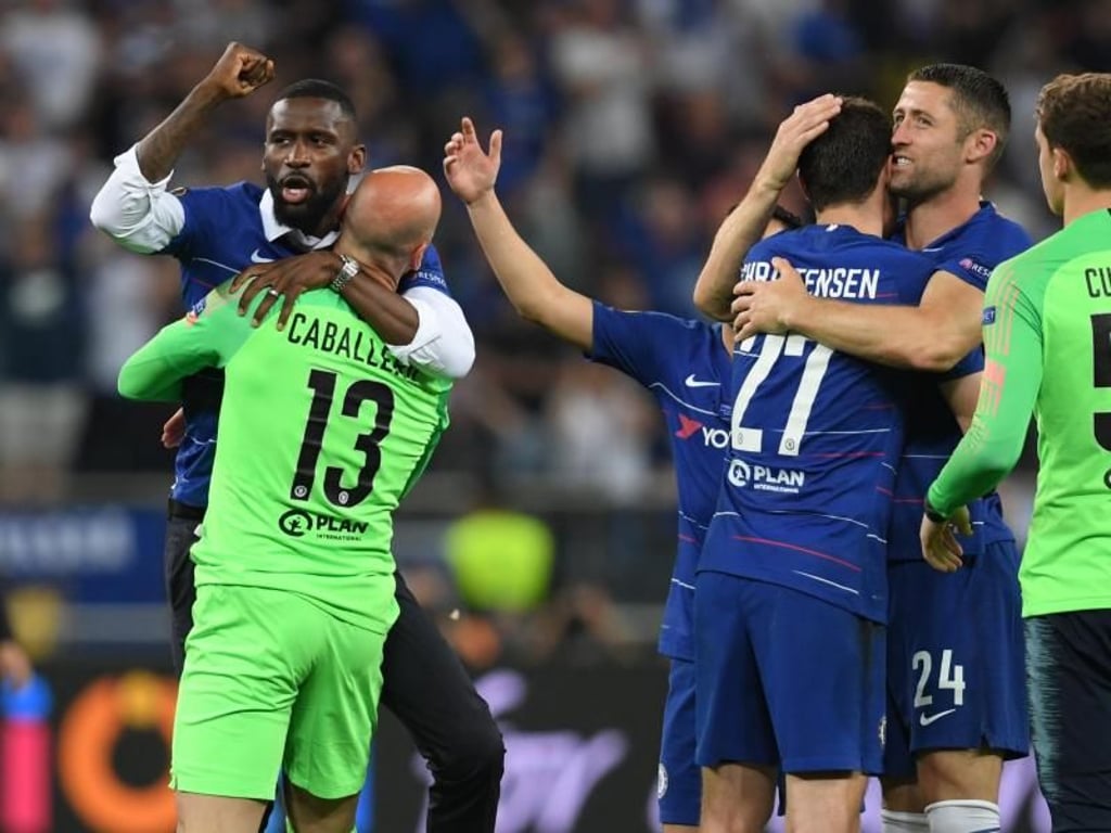 Der verletzte Antonio Rüdiger (l) feiert mit seinen Chelsea-Teamkollegen den Sieg. Foto: Arne Dedert