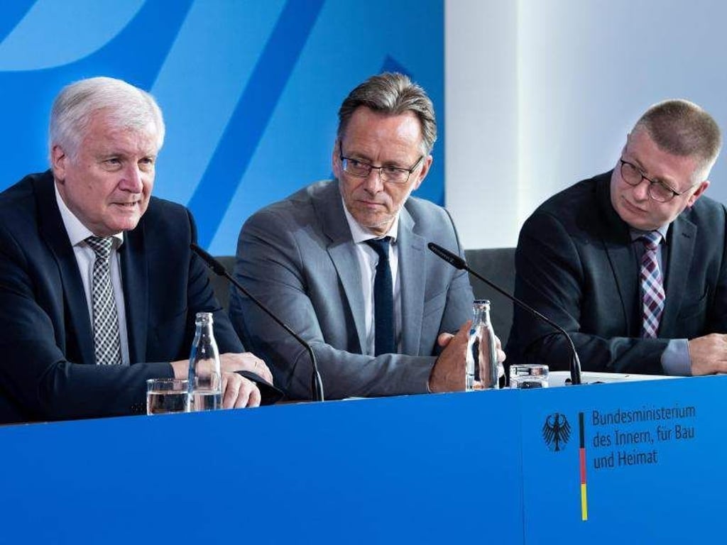 Bundesinnenminister Horst Seehofer (l-r), BKA-Präsident Holger Münch und Thomas Haldenwang, Präsident des Bundesamts für Verfassungsschutz), äußern sich bei einer Pressekonferenz im Bundesinnenministerium zum Mordfall Lübcke. Foto: Benrd von Jutrczenka