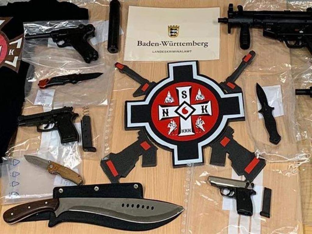 Waffen und Embleme rechter Gruppiereungen liegen nach einer Razzia gegen Klan-Mitglieder auf dem Tisch. Foto: Staatsanwaltschaft Stuttgart/dpa