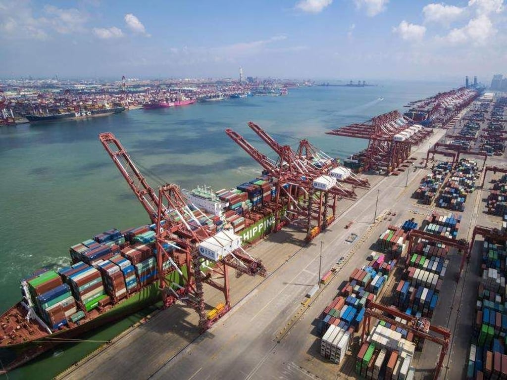 Ein Containerschiff liegt in einem Hafen in Qingdao in der ostchinesischen Provinz Shandong. Foto: CHINATOPIX/AP