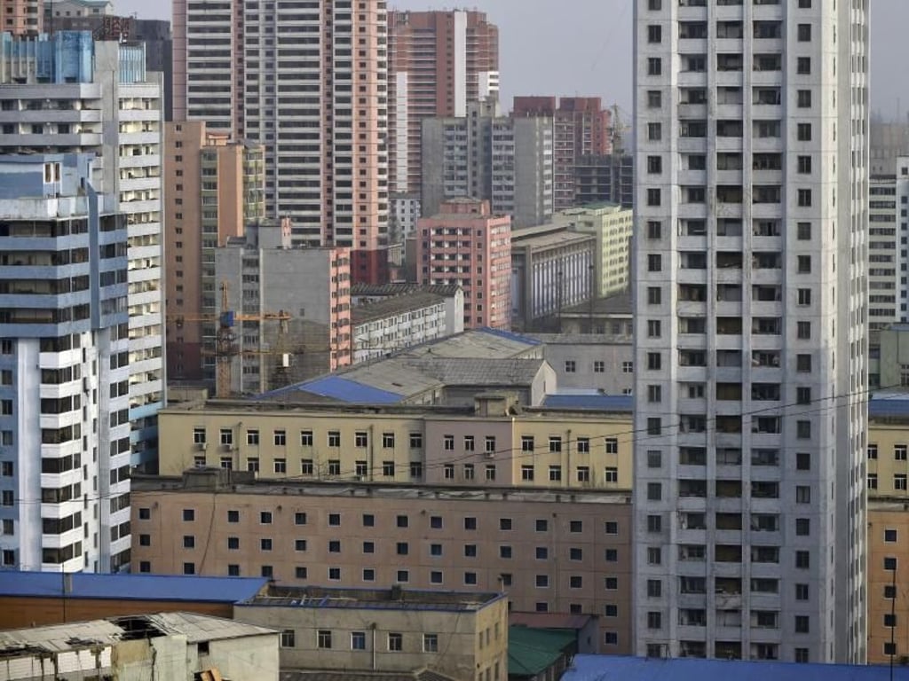 Blick auf triste Wohnblocks im Herzen Pjöngjangs: Kim Jong Un will Nordkoreas wirschaftliche Lage verbessern. Foto: Franck Robichon/Epa