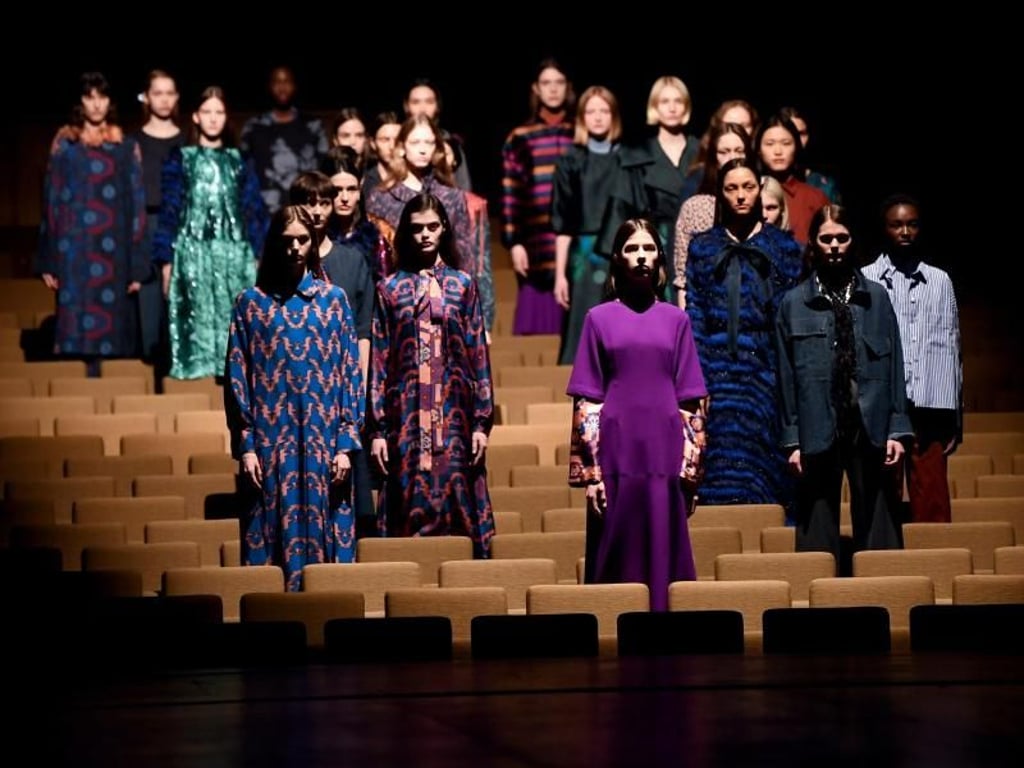 Gruppenbild mit Models: Die Show des Labels Odeeh im Haus der Berliner Festspiele. Foto: Britta Pedersen
