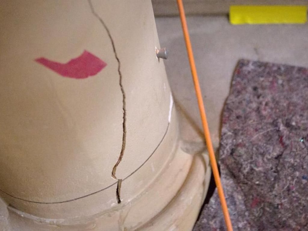 An verschiedenen Stellen haben sich Risse in der Friedrichswerderschen Kirche gebildet. Foto: Sophia Kembowski