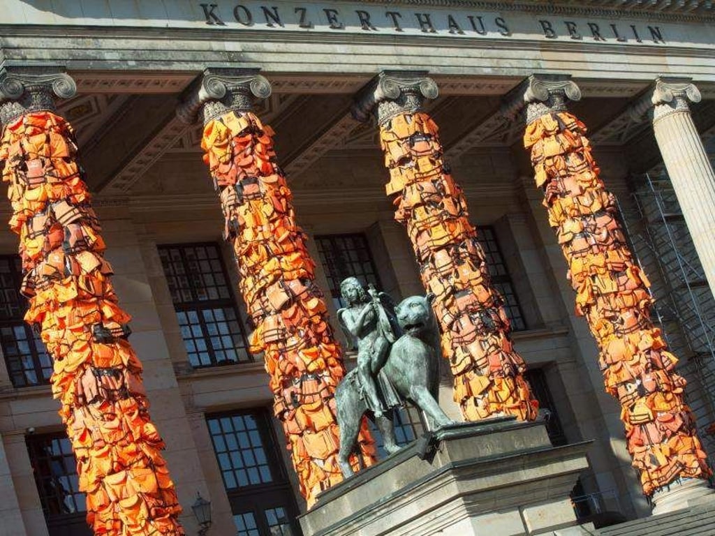 Der chinesische Künstler Ai Weiwei will mit seiner Rettungswesten-Installation an das Schicksal der vielen Flüchtlinge erinnern, die auf ihrem Weg nach Europa ertrunken sind. Foto: Jörg Carstensen