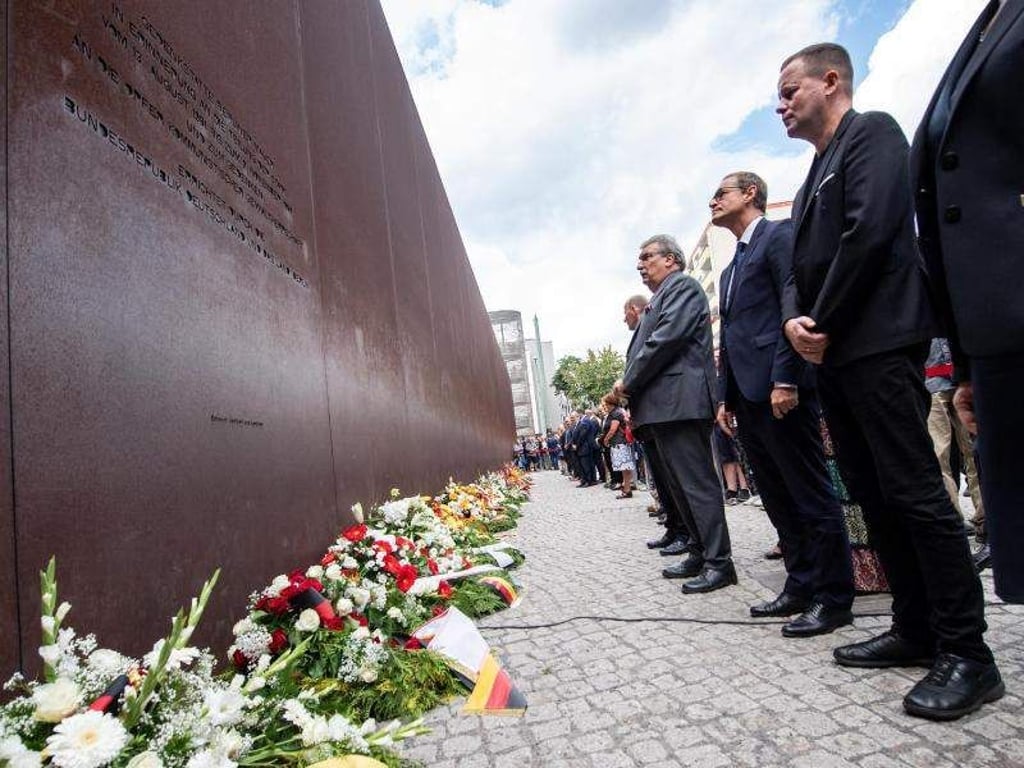 Klaus Lederer (r), Michael Müller (2.v.r.) und Ralf Wieland (3.v.r., SPD) an der Gedenkstätte Berliner Mauer. Foto: Bernd von Jutrczenka
