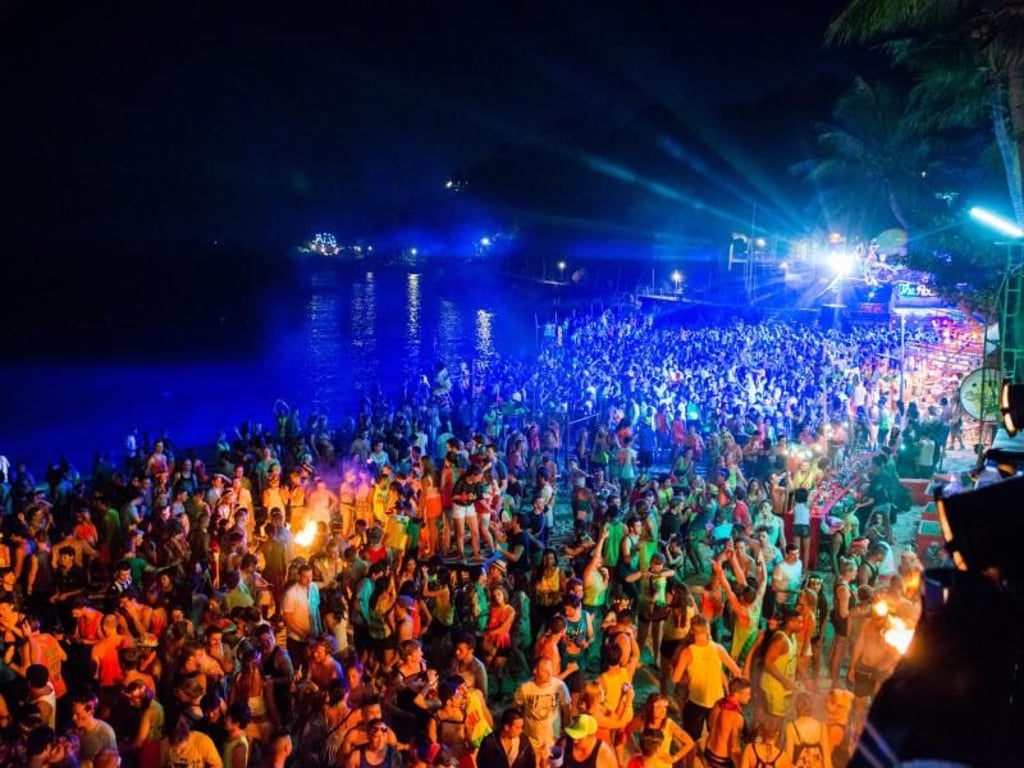 Auf Koh Samuis Nachbarinsel Koh Phangan locken die Full-Moon-Partys jeden Monat zu Vollmond Zehntausende an. Foto: Ian Robert Knight/Archiv