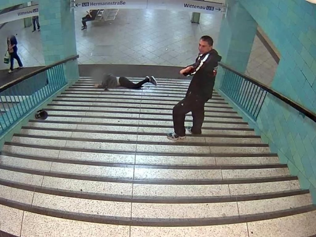 Die Polizei sucht mit diesem Fahndungsfoto den unbekannten Tatverdächtigen. Foto: Polizei Berlin