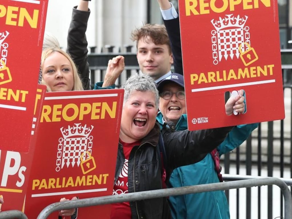 Brexit-Gegner jubeln nach der Entscheidung vor dem Supreme Court in London. Foto: Jonathan Brady/PA Wire