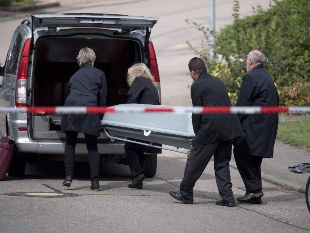 Ein Sarg wird nach dem Familiendrama in Villingendorf in einen Leichenwagen gehoben. Foto: Marijan Murat