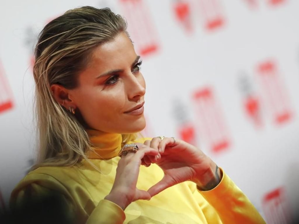 Sophia Thomalla kommt in goldenem Kleid zur Spendengala. Foto: Jens Büttner
