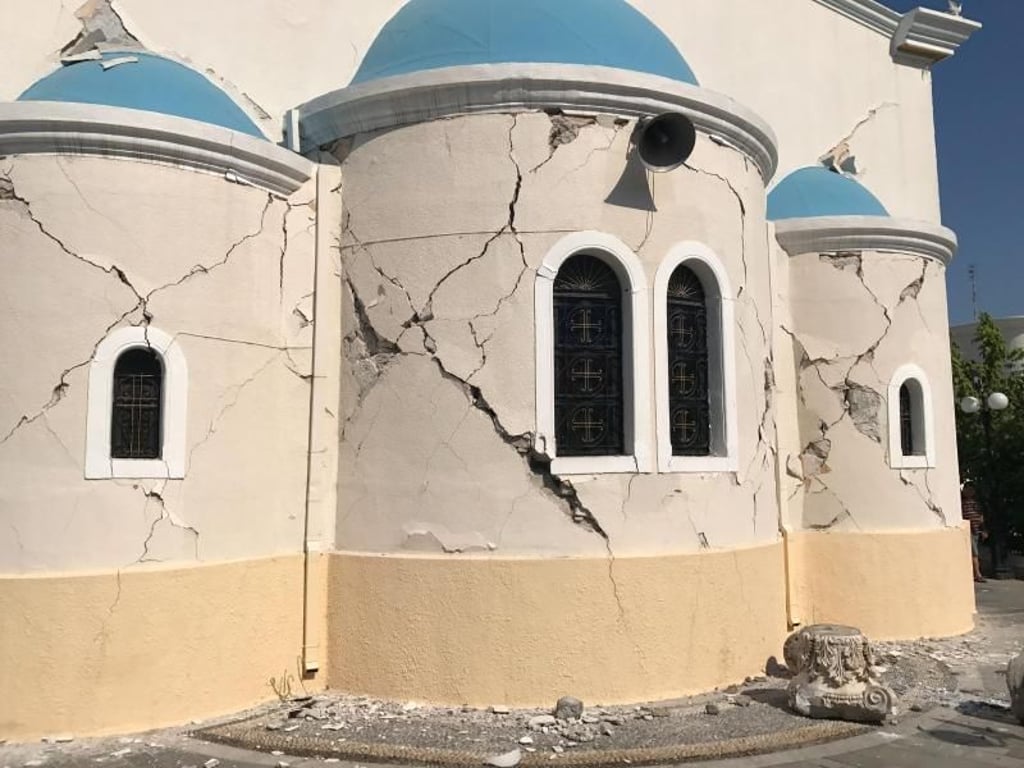 Das Seebeben verursachte Risse an der Fassade dieser Kirche auf Kos. Foto: Michael Probst