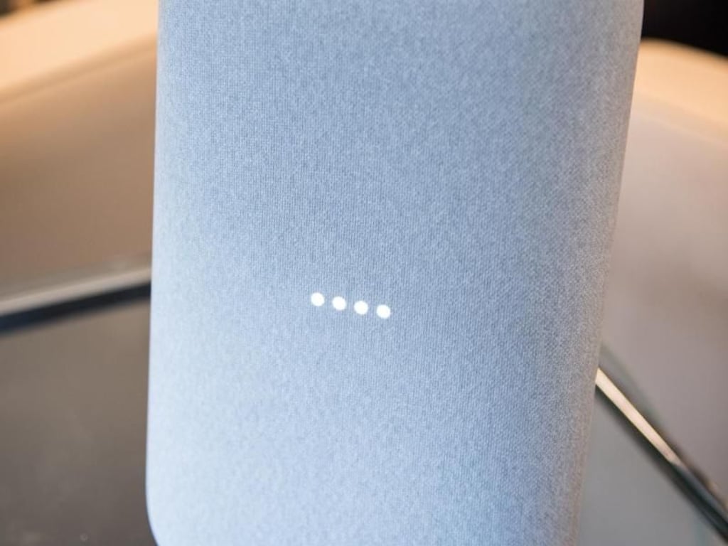 Lagesensoren im Innern verraten dem Google Home Max, ob er waagerecht oder senkrecht steht. Wer mag, kann auch zwei Geräte zusammenschalten. Foto: Franziska Gabbert