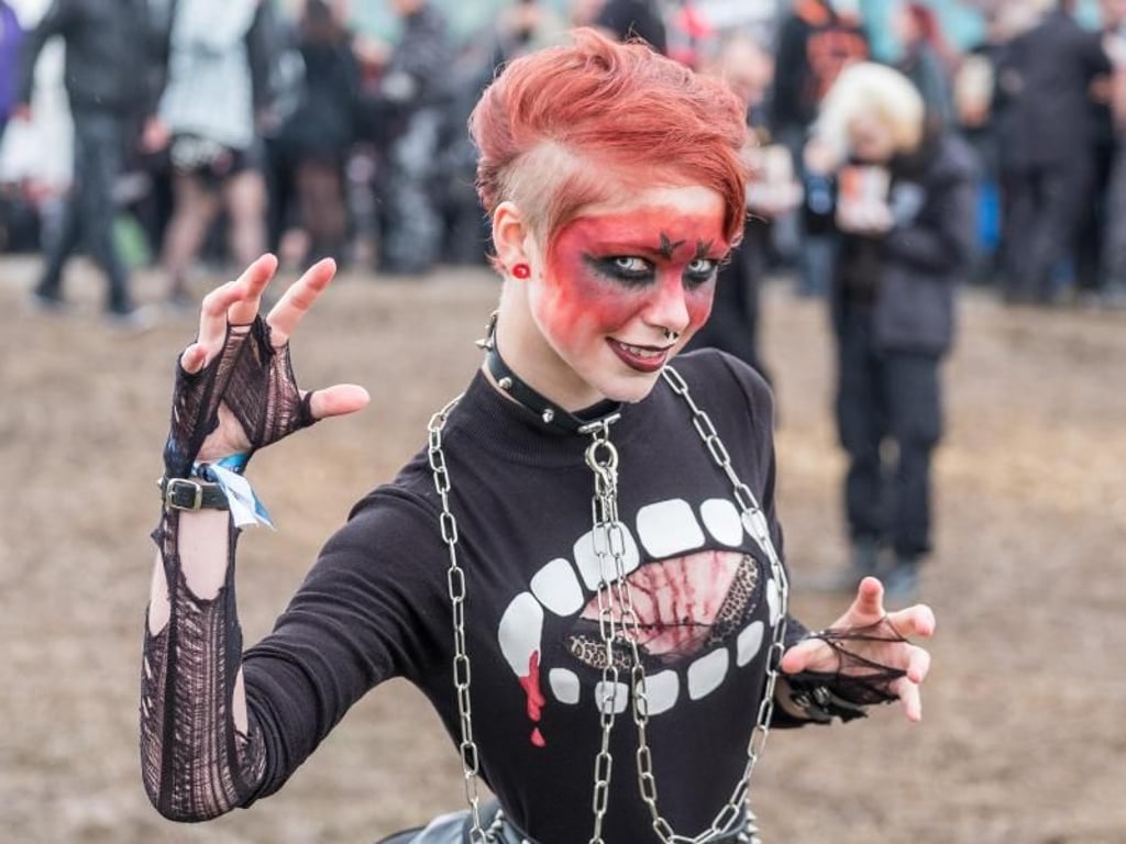 Bei «M'era Luna» mischt sich Musik mit Subkultur-Mode. Foto: Clemens Heidrich