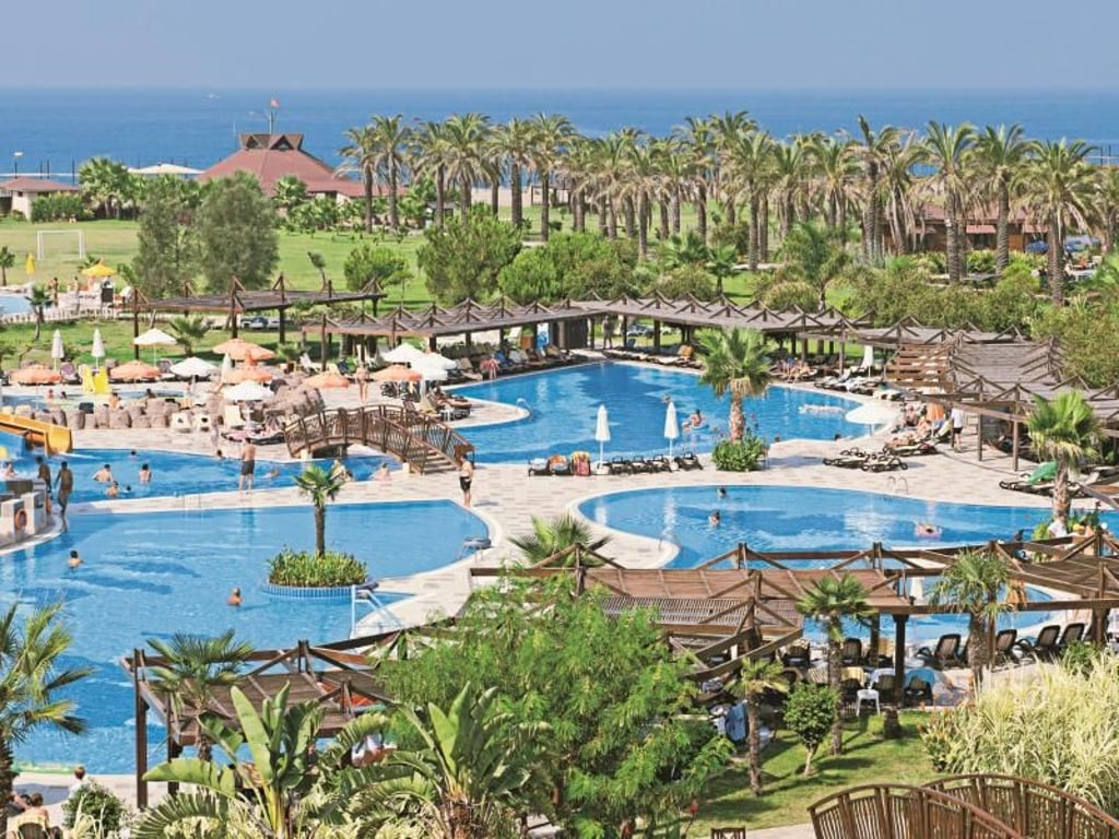 Palmen, Pools und Sonne: Cluburlauber - etwa im Club Calimera - wollen entspannen und ein wenig unterhalten werden. Foto: DER Touristik