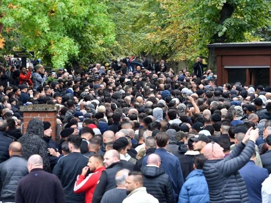 Bis zu 2000 Trauergäste kamen zur Beerdigung von Nidal R. nach Berlin. Foto: Paul Zinken