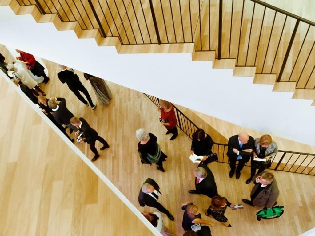 Die Treppen in der Elbphilharmonie sind schön, aber auch sehr steil. Foto: Markus Scholz