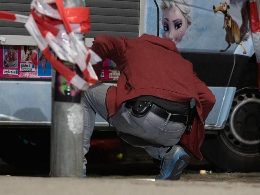 Spurensuche an einem Verkaufswagen, der an einem Zugang zum Tempelhofer Feld steht. Foto: Paul Zinken