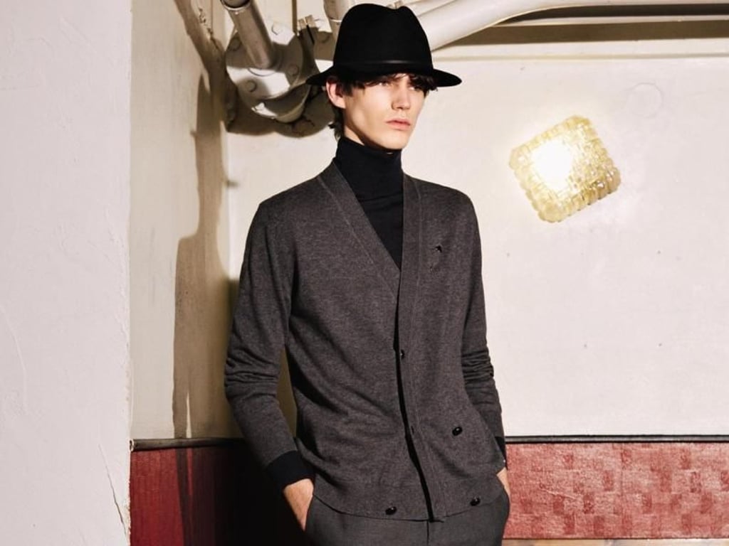 Klassisch wirkt der Rollkragenpullover in gedeckten Farben und in Kombination mit einer Bundfaltenhose, wie hier bei Hugo zu sehen. (Rollkragenpullover ca. 100 Euro, Strickjacke ca. 180 Euro, Hose ca. 130 Euro, Hut ca. 70 Euro, Schuhe 240 Euro). Foto: Hugo