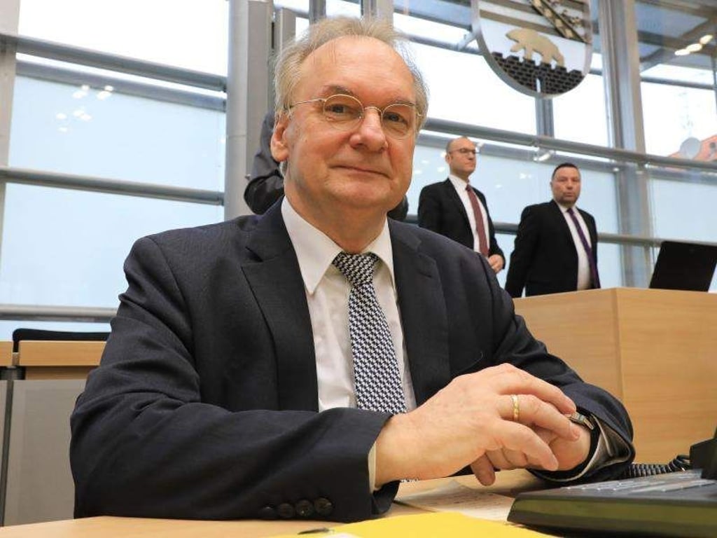 Reiner Haseloff (CDU), Ministerpräsident des Landes Sachsen-Anhalt, sitzt im Plenarsaal des Landtages. Foto: Peter Gercke/Archiv