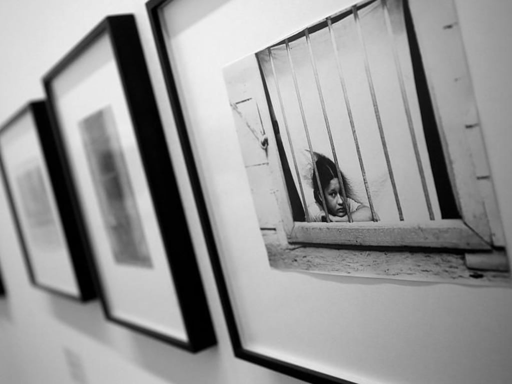 Das Foto "Girl behind barred window" von Walker Evans in der Schau "Doing the Document" im Museum Ludwig. Foto: Oliver Berg