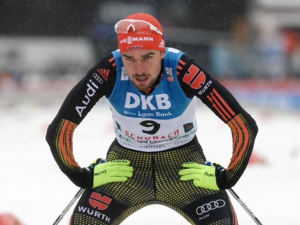 Johannes Rydzek kommt als Dritter enttäuscht ins Ziel. Er war kurz vor dem Ziel im Sprint gestürzt. Foto: Patrick Seeger