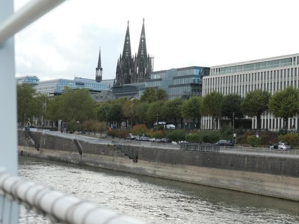 Ablegen in Köln: In der Domstadt beginnt die Flusskreuzfahrt. Foto: Andrea Warnecke